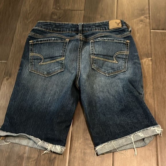American Eagle size 2 skinny Bermuda stretch denim shorts- cut off, distressed - Picture 5 of 9